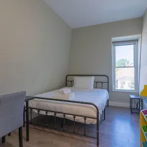  Holiday home Charming 3bdr 2 Bath 7 Min To The Falls W/ Parking