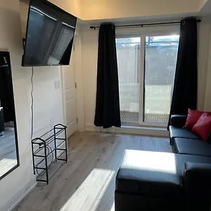 Apartment Lovely One Bedroom With Free Parking