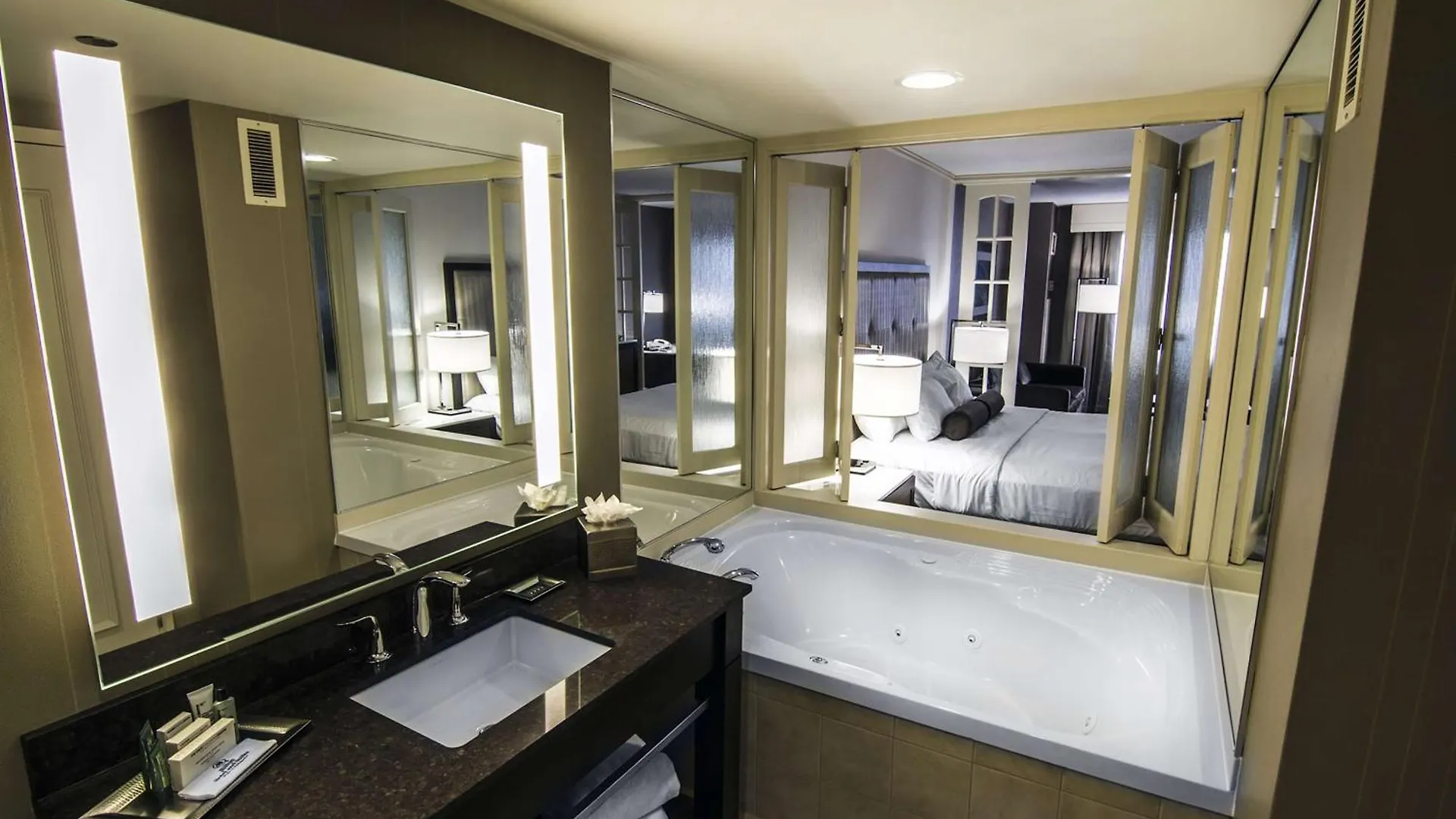Hilton Niagara Falls/ Fallsview Hotel&Suites