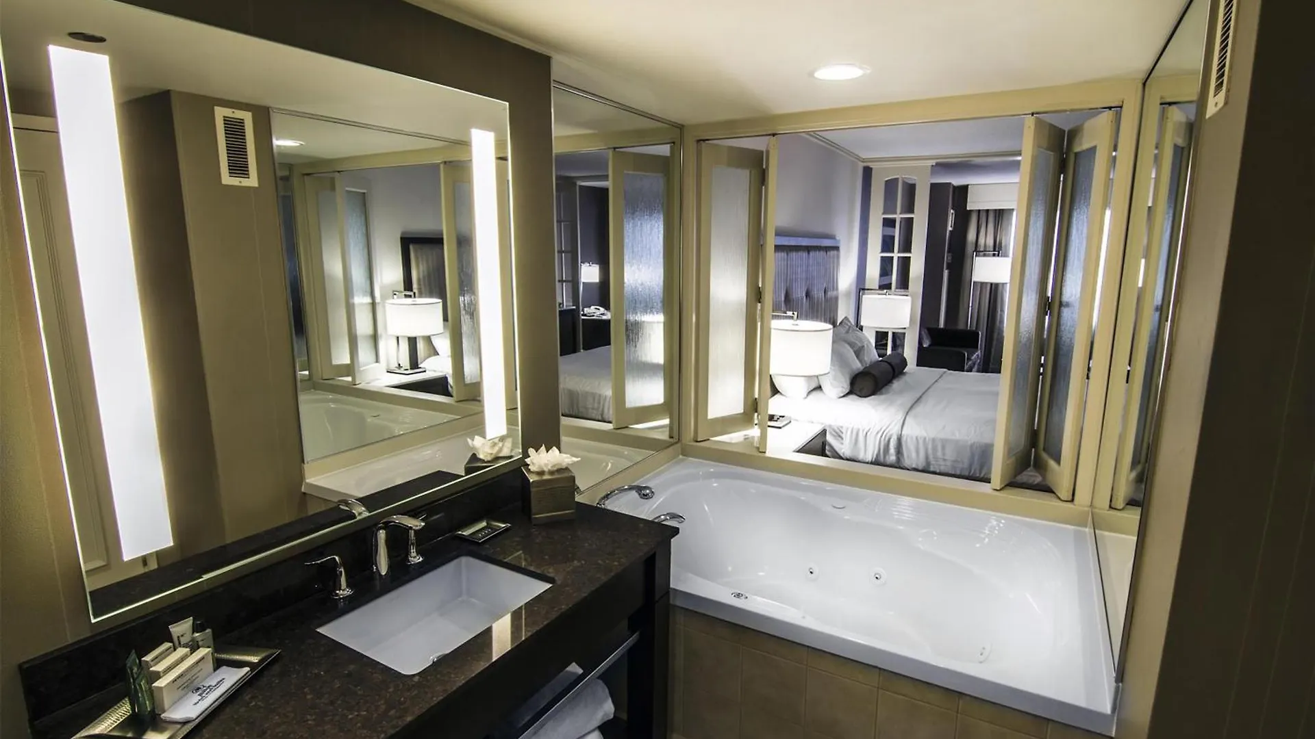 ****  Hilton Niagara Falls/ Fallsview Hotel And Suites Canada